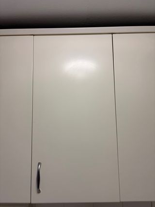 Módulos de cocina blancos y plateados