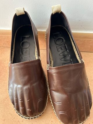 Alpargata/Zapato de cuero marrón de Loewe.