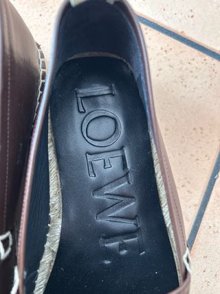Alpargata/Zapato de cuero marrón de Loewe.