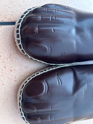 Alpargata/Zapato de cuero marrón de Loewe.