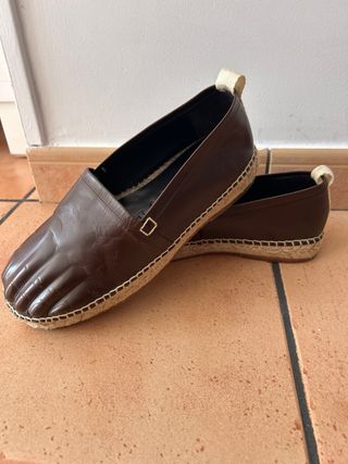 Alpargata/Zapato de cuero marrón de Loewe.