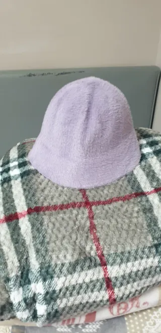 Cappello morbido in pelo rasato con piccolo difett