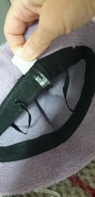 Cappello morbido in pelo rasato con piccolo difett