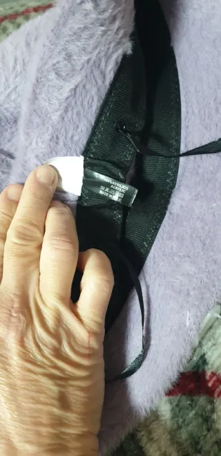 Cappello morbido in pelo rasato con piccolo difett