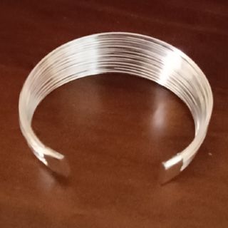 PULSERA DE ALAMBRES METÁLICOS CHAPADOS EN PLATA