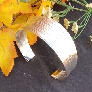 PULSERA DE ALAMBRES METÁLICOS CHAPADOS EN PLATA