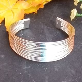 PULSERA DE ALAMBRES METÁLICOS CHAPADOS EN PLATA