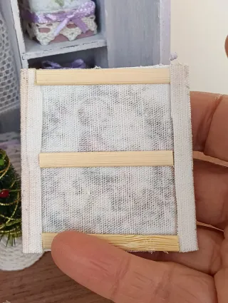 Quadretto miniatura con bambino e cavallo a dondol