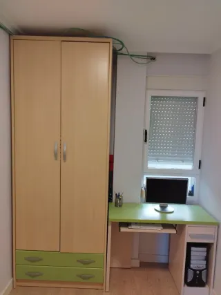 Armario, escritorio y cama