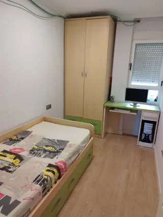 Armario, escritorio y cama