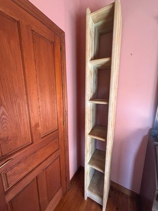 Estantería de madera estrecha