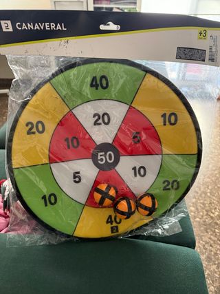 Diana de juguete con pelotas