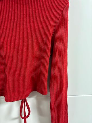 Jersey rojo cuello alto con cordón