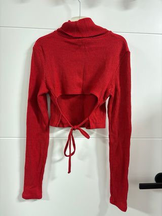 Jersey rojo cuello alto con cordón