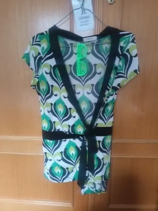 Top retro y gafas verdes