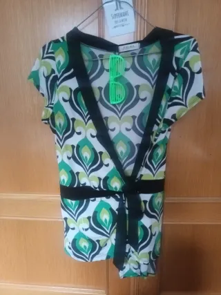 Top retro y gafas verdes