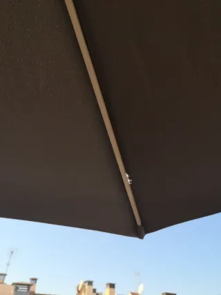 Pérgola de tela negra