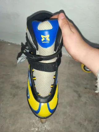 Patines en línea negros, amarillos y azules