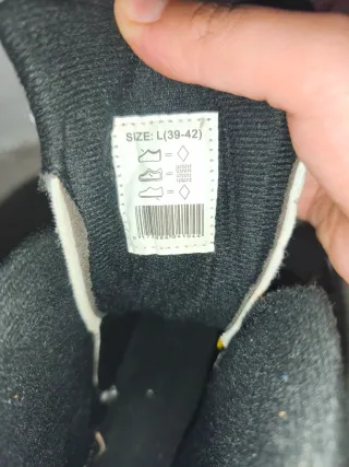 Patines en línea negros, amarillos y azules