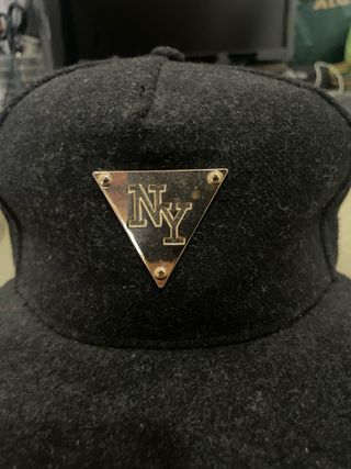 Cappello NY lana visiera piatta nero oro