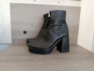 Botines negros de plataforma PULL&BEAR 40