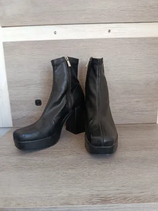 Botines negros de plataforma PULL&BEAR 40