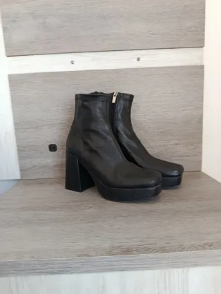 Botines negros de plataforma PULL&BEAR 40