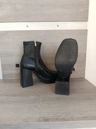 Botines negros de plataforma PULL&BEAR 40