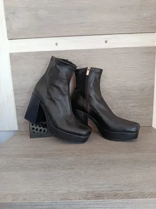 Botines negros de plataforma PULL&BEAR 40