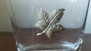 Vaso con hoja de plata