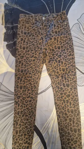 Pantalón tejano estampado leopardo