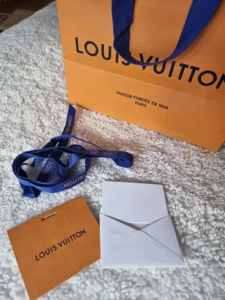 Bolsa Louis Vuitton naranja con lazo y nota