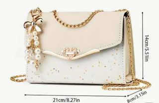 Bolso de mano beige y dorado con perlas