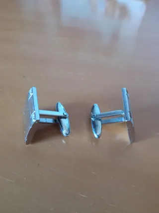 Gemelos de camisa plateados con detalles