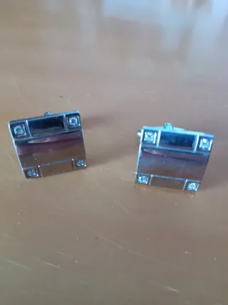 Gemelos de camisa plateados con detalles