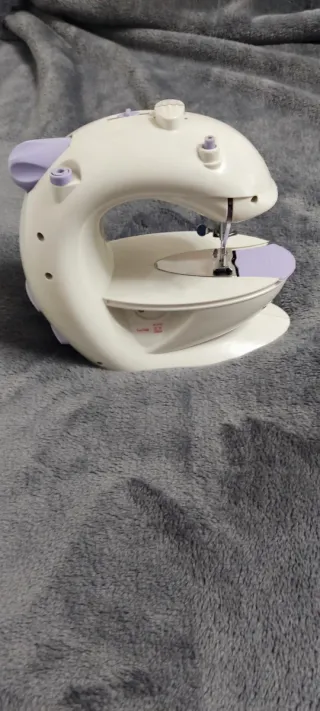 Máquina de coser eléctrica pequeña