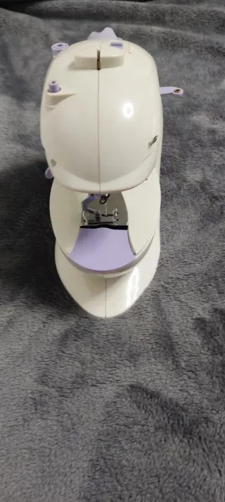 Máquina de coser eléctrica pequeña