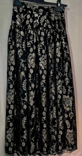 Gonna lunga nera con dettagli oro