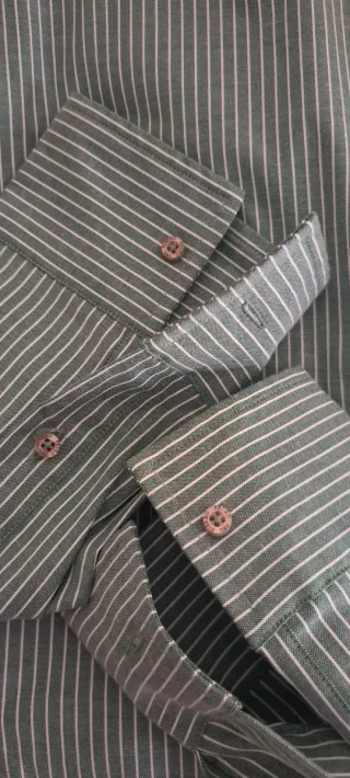 Camisa de rayas verde y blanca