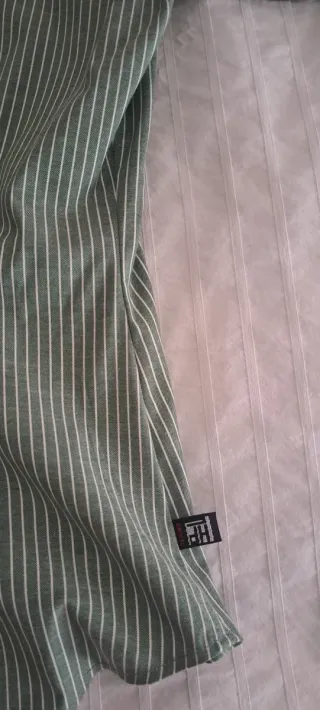 Camisa de rayas verde y blanca