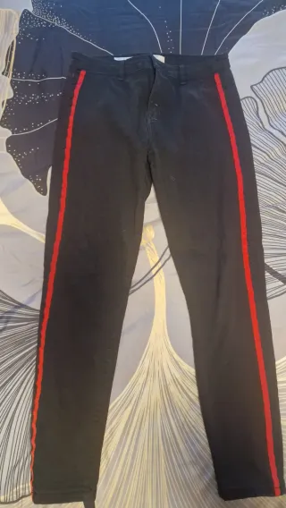 Tejano elástico negro con raya roja