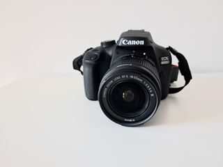 Cámara Canon EOS 4000D con objetivo del kit