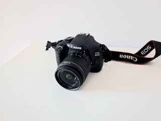 Cámara Canon EOS 4000D con objetivo del kit