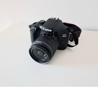 Cámara Canon EOS 4000D con objetivo del kit