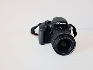 Cámara Canon EOS 4000D con objetivo del kit