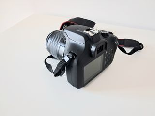 Cámara Canon EOS 4000D con objetivo del kit