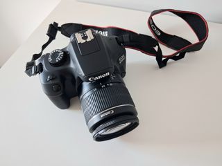 Cámara Canon EOS 4000D con objetivo del kit