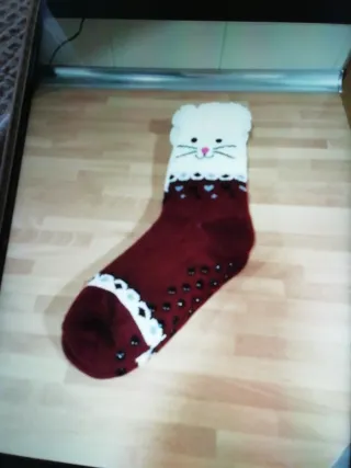 Calcetines polares con cara de gato.