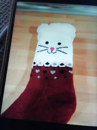 Calcetines polares con cara de gato.