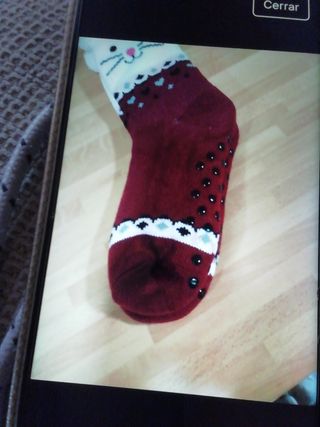 Calcetines polares con cara de gato.